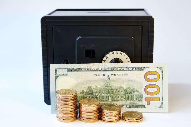 Mini Caja Fuerte Con Cien Billetes De Dólar En El Interior Fotos, retratos,  imágenes y fotografía de archivo libres de derecho. Image 37448554