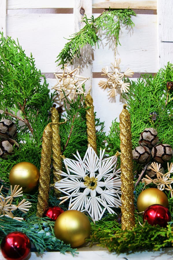 Cuatro velas y decoraciones de la Navidad imagen de archivo Cuatro velas y decoraciones de la Navidad imagen de archivo