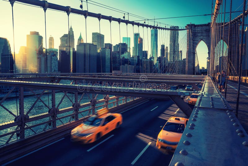 CUB, das bei Sonnenuntergang auf Brooklyn-Brücke, Manhattan beschleunigt Eine der ikonenhaftsten Brücken in der Welt, New York Ci lizenzfreie stockfotografie CUB, das bei Sonnenuntergang auf Brooklyn-Brücke, Manhattan beschleunigt Eine der ikonenhaftsten Brücken in der Welt, New York Ci lizenzfreie stockfotografie