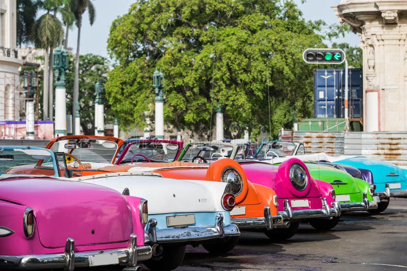 Cuba che molte automobili d'annata colourful americane hanno parcheggiato nella città da Avana