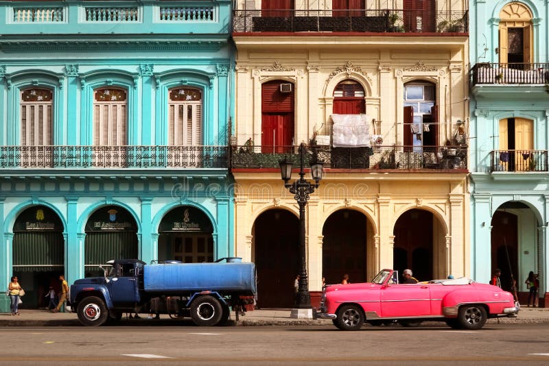 Cuba, La Habana - 16 de enero de 2019: Coche rosado americano viejo en la ciudad vieja de La Habana foto de archivo Cuba, La Habana - 16 de enero de 2019: Coche rosado americano viejo en la ciudad vieja de La Habana foto de archivo