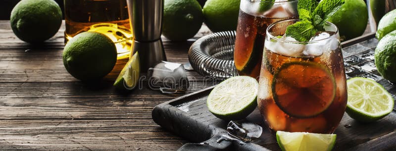 Cuba Libre O Cola Cóctel Con Lima De Jugo De Limón De Alcohol Fuerte Y Hielo Fondo Oscuro Herramientas De Barra De Copia Imagen de archivo - Imagen de menta,