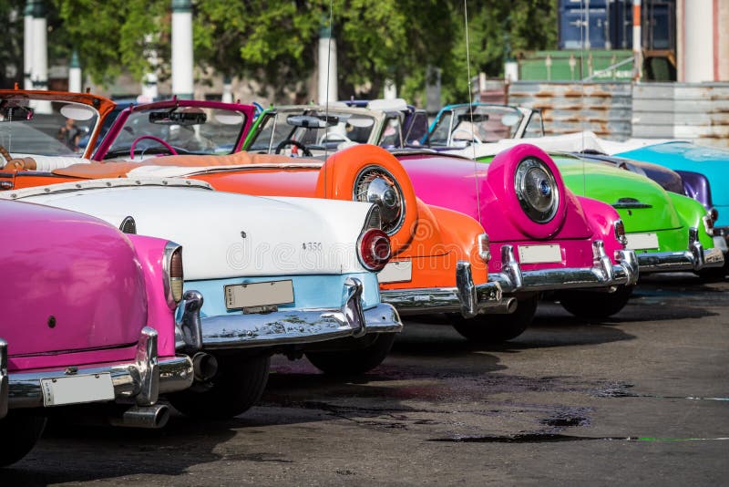 Cuba que muchos coches clásicos coloridos americanos parquearon en la ciudad de La Habana imágenes de archivo libres de regalías Cuba que muchos coches clásicos coloridos americanos parquearon en la ciudad de La Habana imágenes de archivo libres de regalías