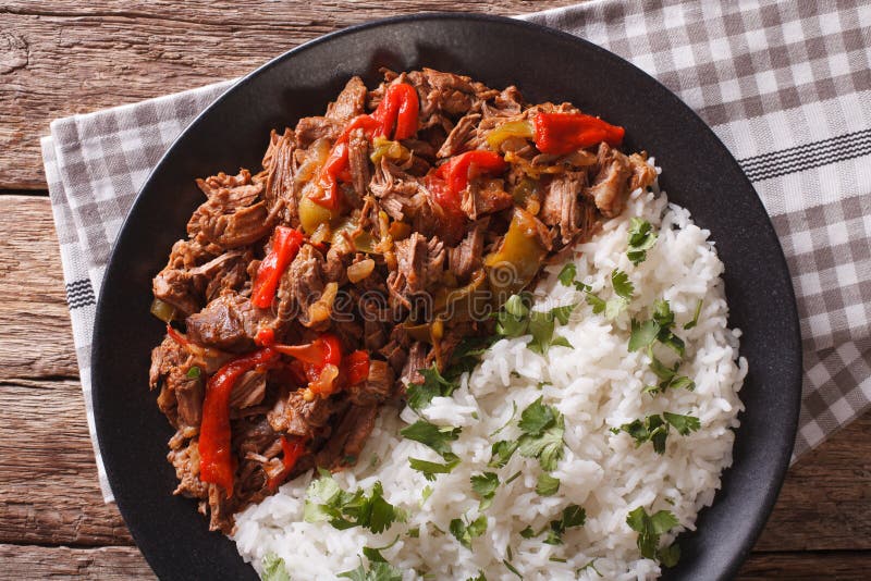 Cubaanse keuken: het vlees van ropavieja met rijst versiert close-up stock afbeeldingen Cubaanse keuken: het vlees van ropavieja met rijst versiert close-up stock afbeeldingen