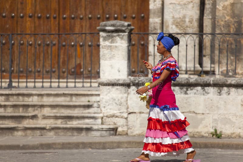 Cubaanse vrouw met traditionele costum royalty-vrije stock afbeelding Cubaanse vrouw met traditionele costum royalty-vrije stock afbeelding
