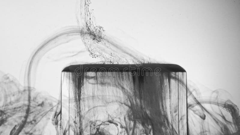 Cube en verre en mouvement noir de vapeur d'écoulement de fumée blanc banque de vidéos