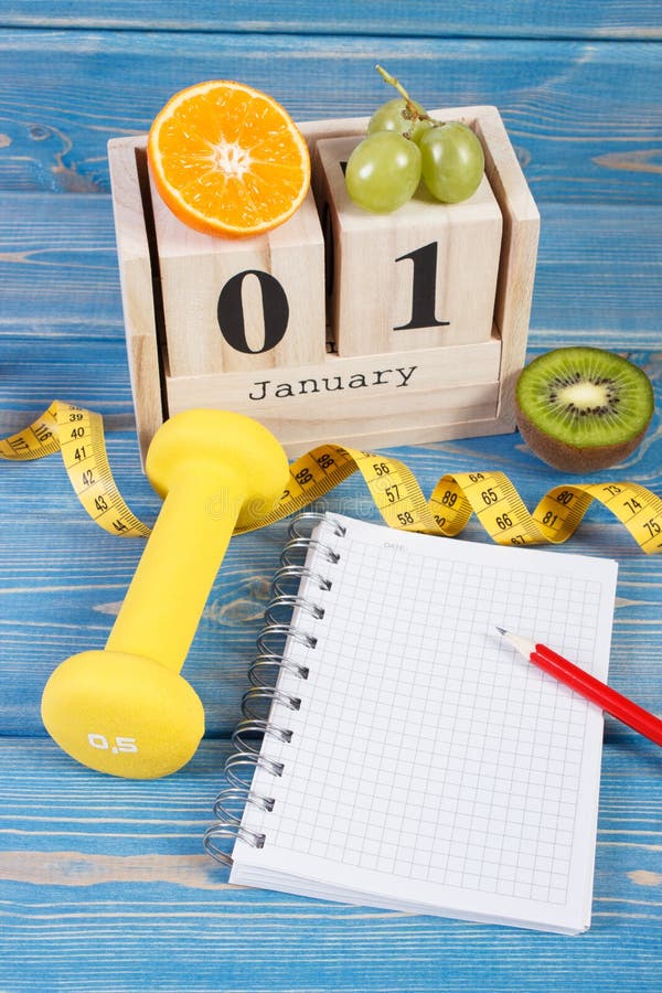 Cube o calendário com data do 1º de janeiro, dos frutos, dos pesos e da fita métrica, anos novos das definições fotos de stock Cube o calendário com data do 1º de janeiro, dos frutos, dos pesos e da fita métrica, anos novos das definições fotos de stock