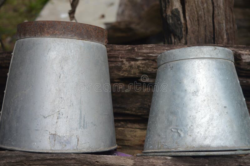 A cubeta velha da água imagem de stock A cubeta velha da água imagem de stock