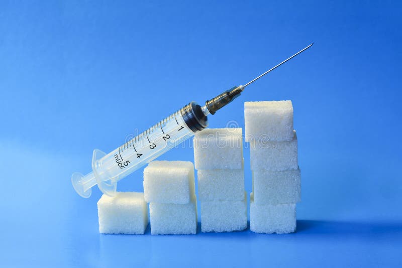Cubi dello zucchero con la siringa Concetto del diabete Il concetto di danno possibile da zucchero Aumento nei livelli della glic fotografie stock Cubi dello zucchero con la siringa Concetto del diabete Il concetto di danno possibile da zucchero Aumento nei livelli della glic fotografie stock