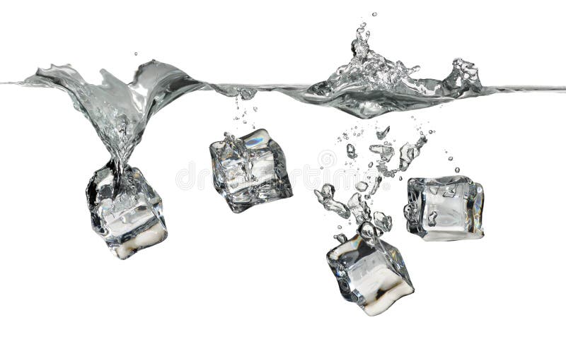 Cubi di ghiaccio che spruzzano nell'acqua fotografia stock libera da diritti Cubi di ghiaccio che spruzzano nell'acqua fotografia stock libera da diritti