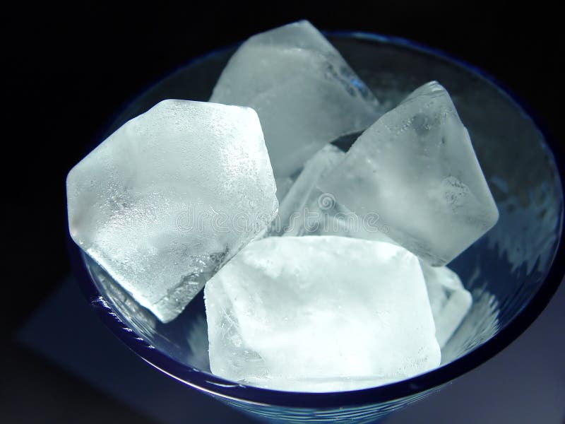 Cubetti di Ghiaccio in un Bicchiere fotografie stock