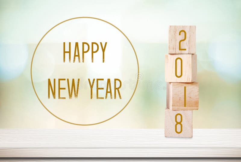 Cubi di legno con 2018 e buon anno sopra il backgr del bokeh della sfuocatura immagine stock Cubi di legno con 2018 e buon anno sopra il backgr del bokeh della sfuocatura immagine stock