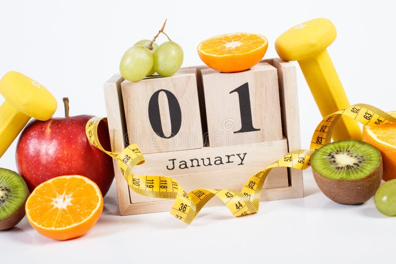 Cubi il calendario con data il 1° gennaio, i frutti, le teste di legno e la misura di nastro, nuovi anni di risoluzioni fotografie stock Cubi il calendario con data il 1° gennaio, i frutti, le teste di legno e la misura di nastro, nuovi anni di risoluzioni fotografie stock