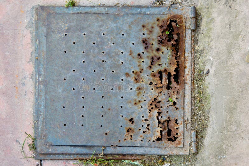 Cubierta de boca oxidada del metal en piso foto de archivo libre de regalías Cubierta de boca oxidada del metal en piso foto de archivo libre de regalías