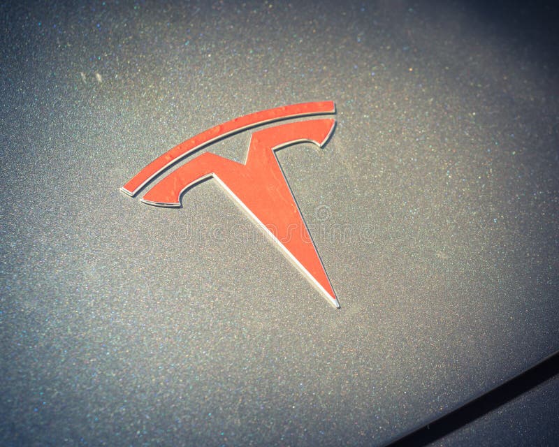 Cubierta de plata de la capilla del coche con el primer del logotipo de Tesla fotos de archivo libres de regalías Cubierta de plata de la capilla del coche con el primer del logotipo de Tesla fotos de archivo libres de regalías