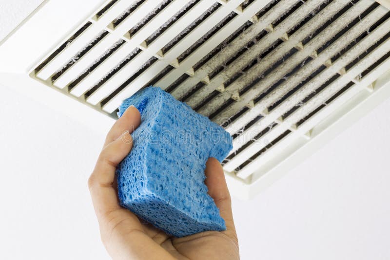 Cubierta del respiradero de la fan del cuarto de baño de la limpieza con la esponja