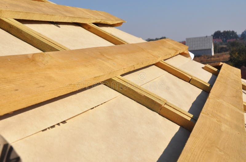 Cubiertas de impermeabilización de la membrana del tejado El enmarcar casero de la construcción de madera con los vigas del tejad foto de archivo
