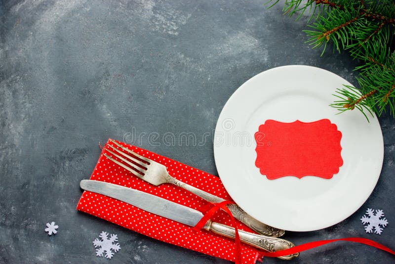 Cubierto de la tabla de la Navidad con los cubiertos del vintage en siesta roja imagen de archivo libre de regalías Cubierto de la tabla de la Navidad con los cubiertos del vintage en siesta roja imagen de archivo libre de regalías