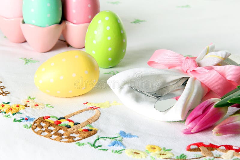 Cubierto de Pascua en un mantel de lino elegante Este cubierto tradicional del brunch del día de fiesta incluye los huevos pintad imágenes de archivo libres de regalías Cubierto de Pascua en un mantel de lino elegante Este cubierto tradicional del brunch del día de fiesta incluye los huevos pintad imágenes de archivo libres de regalías