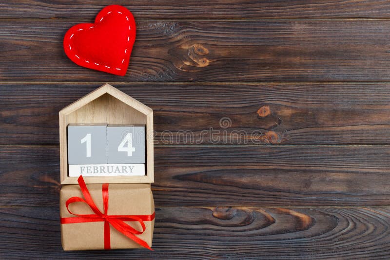 Cubique el calendario con la caja roja del corazón y de regalo en la tabla de madera con el espacio de la copia 14 de febrero con fotos de archivo Cubique el calendario con la caja roja del corazón y de regalo en la tabla de madera con el espacio de la copia 14 de febrero con fotos de archivo