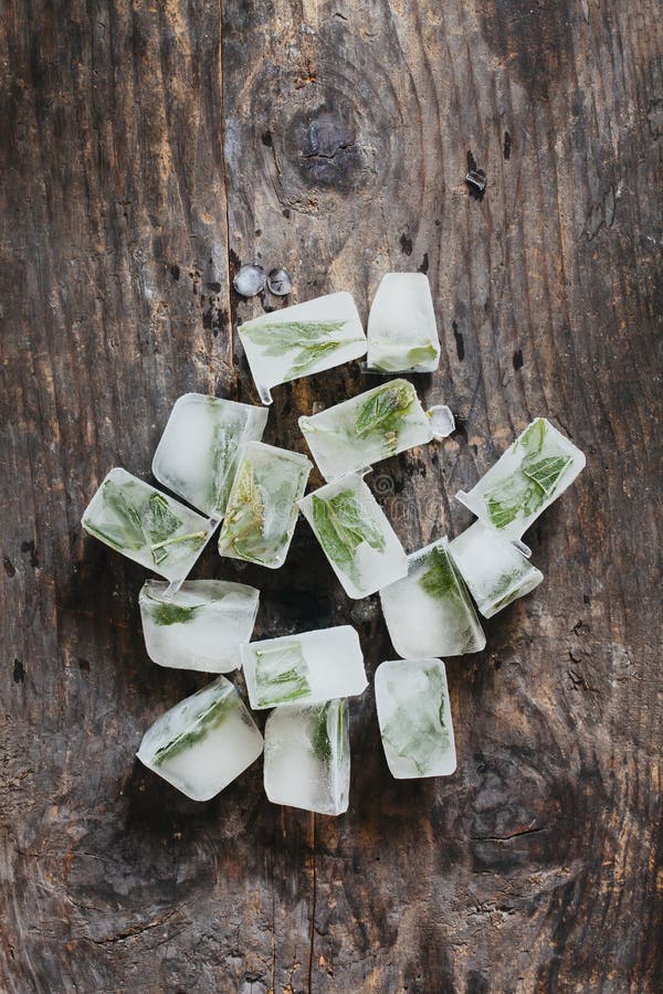 Cubo de hielo de la menta fotografía de archivo libre de regalías Cubo de hielo de la menta fotografía de archivo libre de regalías