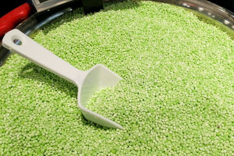 Cubo de sagú verde con la cucharón para la venta