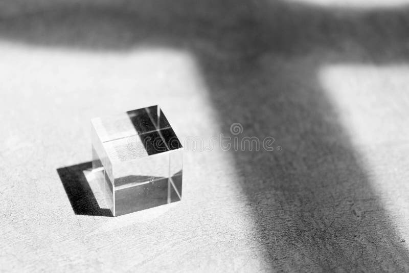 Cubo de vidro limpo num chão com sombra em estilo monocromático e mínimo fotografia de stock royalty free Cubo de vidro limpo num chão com sombra em estilo monocromático e mínimo fotografia de stock royalty free