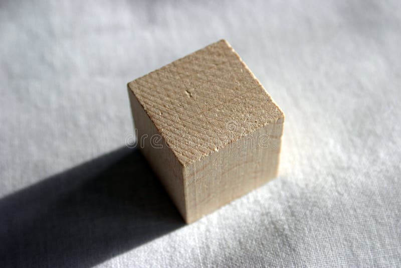 Cubo di legno immagini stock libere da diritti Cubo di legno immagini stock libere da diritti