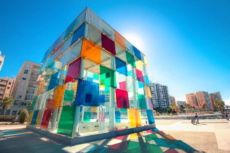 Cubo multicolore del centro contemporaneo di Pompidou del museo in Mala fotografia stock libera da diritti Cubo multicolore del centro contemporaneo di Pompidou del museo in Mala fotografia stock libera da diritti
