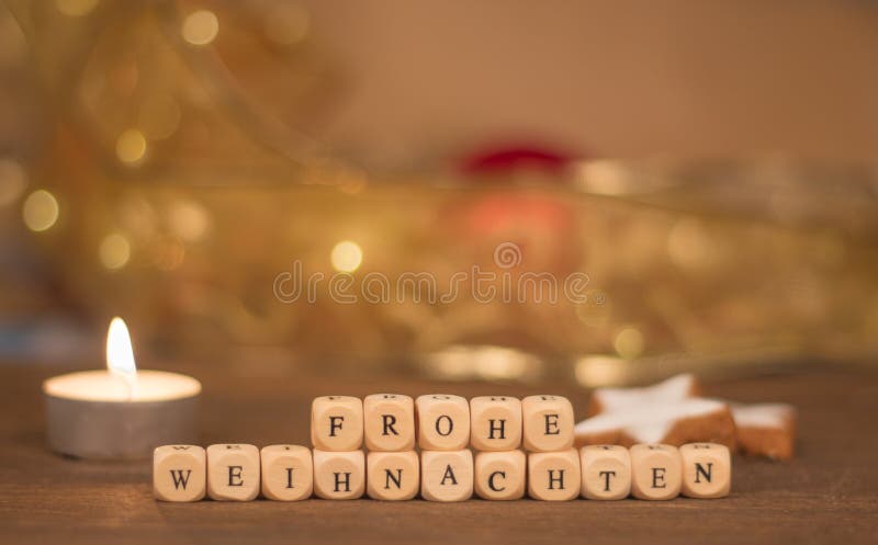 Cubos de Frohe Weihnachten na frente do fundo obscuro do Natal fotografia de stock Cubos de Frohe Weihnachten na frente do fundo obscuro do Natal fotografia de stock