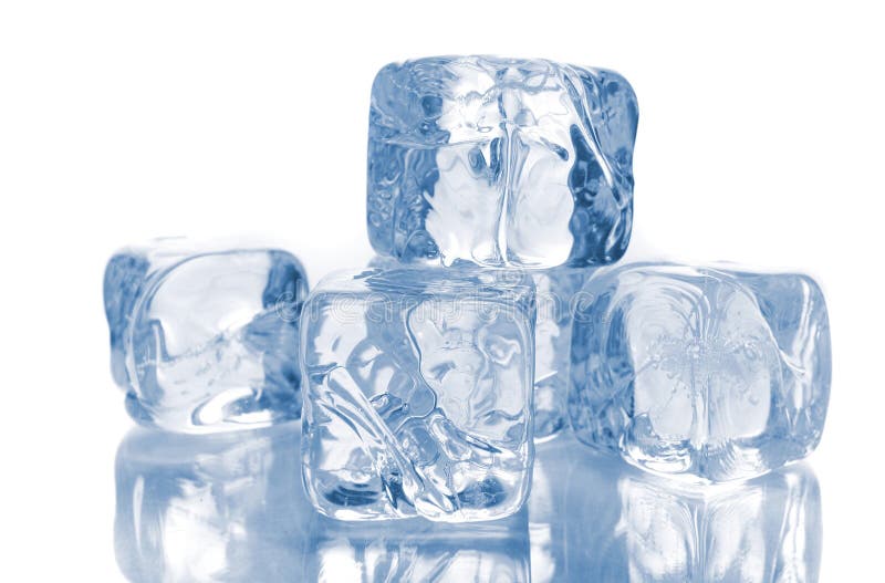 Cubos de hielo en blanco fotos de archivo Cubos de hielo en blanco fotos de archivo