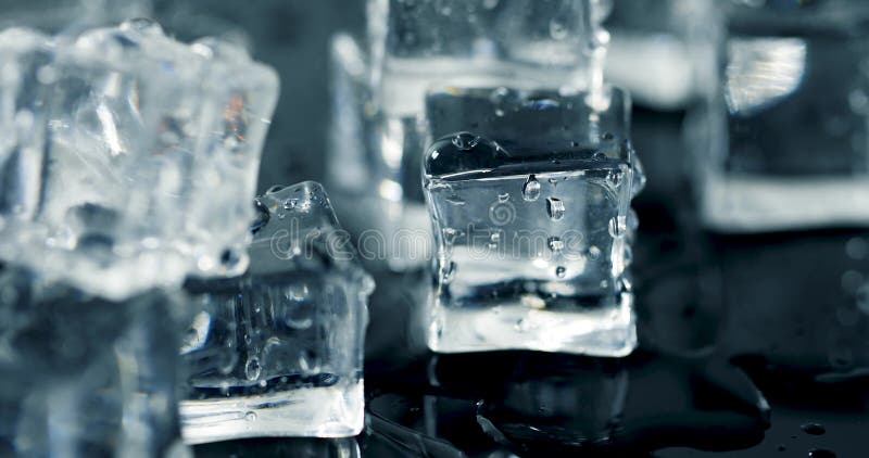 Cubos de hielo de fusión tiro del carro 4K