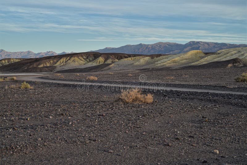 Cubra con grava el desierto de Mojave del camino, Death Valley, California los E.E.U.U.