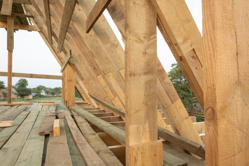 Cubra la estructura del marco en el hogar de madera del marco bajo construcción imagen de archivo Cubra la estructura del marco en el hogar de madera del marco bajo construcción imagen de archivo