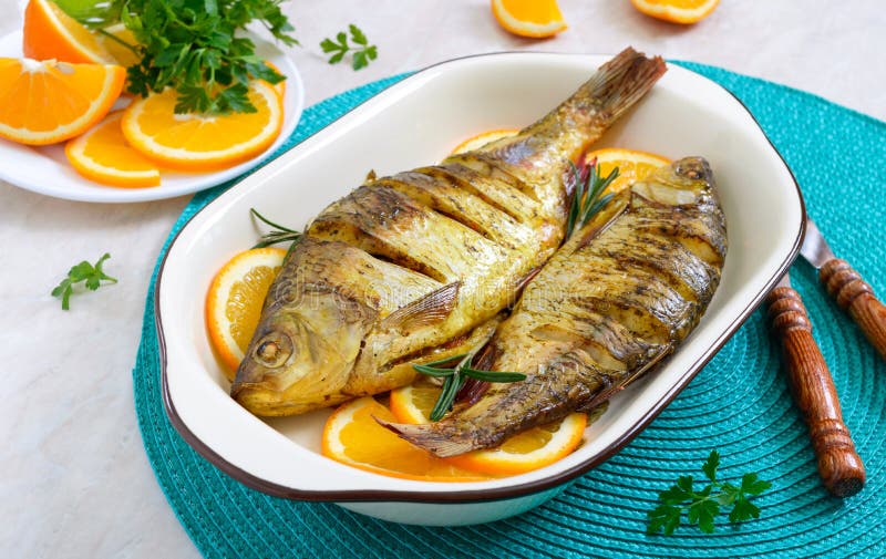 Cucarachas al horno con verduras y naranjas en un bol de cerámica. menú dietético.