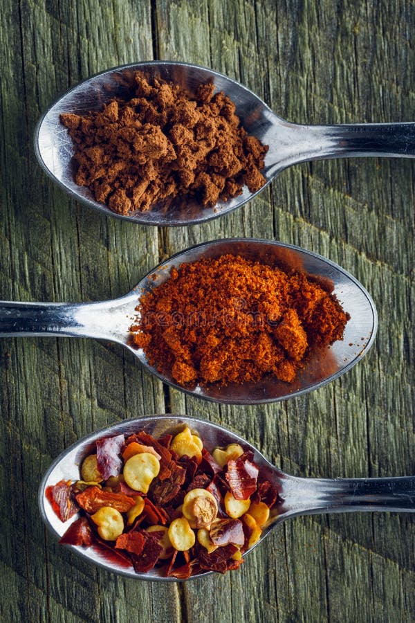 Cucchiai di cannella, di Caienna e di peperone immagini stock libere da diritti Cucchiai di cannella, di Caienna e di peperone immagini stock libere da diritti
