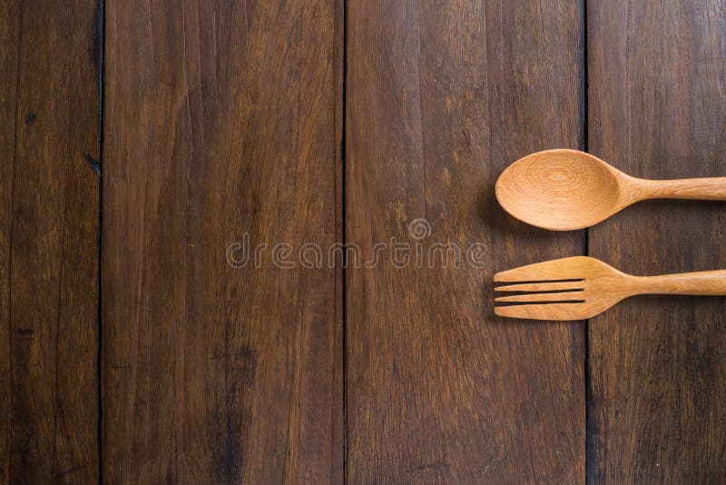 Cucchiai, forcelle su fondo di legno fotografia stock Cucchiai, forcelle su fondo di legno fotografia stock