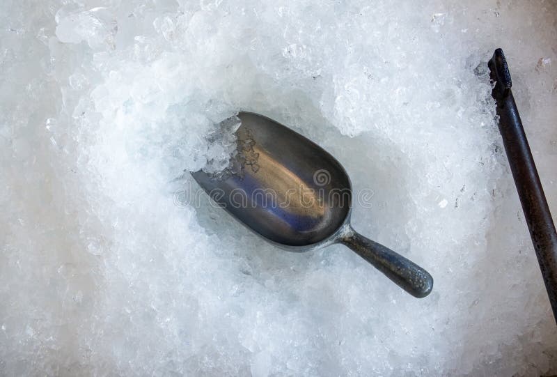 Cucchiaio del metallo in cubo ed ascia del fiocco del ghiaccio fotografia stock Cucchiaio del metallo in cubo ed ascia del fiocco del ghiaccio fotografia stock