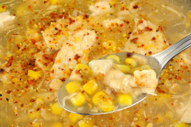 Cuchara Con La Sopa Del Pollo Y Del Maíz Dulce Foto de archivo - Imagen de  utensilio, calentamiento: 74854900