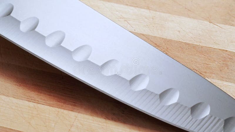 Cuchilla negra, tiro corto Cuchillo de tiro de muñeca desde el punto hasta el punto Fondo del cuchillo de cocina sobre la mesa almacen de metraje de vídeo