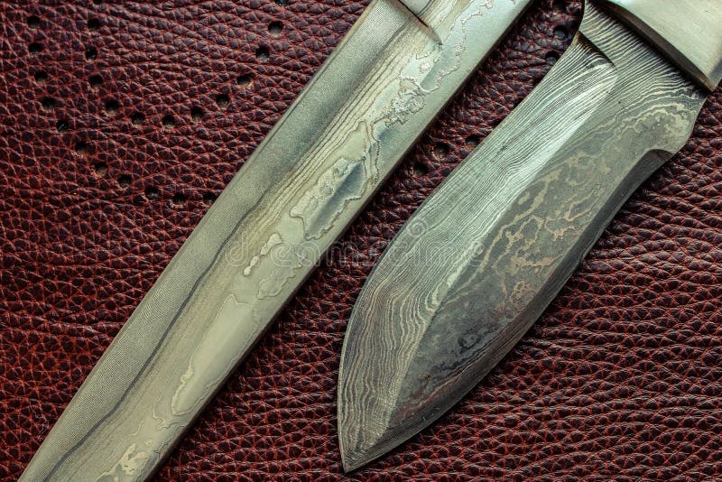 Cuchillas de acero de Damasco Knifes de la caza Fondo de Brown fotografía de archivo Cuchillas de acero de Damasco Knifes de la caza Fondo de Brown fotografía de archivo