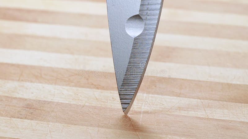 Cuchillo afilado girando sobre una mesa de madera, tiro corto Cuchillo de cocina sobre la mesa Textura de la mesa de madera Resum almacen de metraje de vídeo