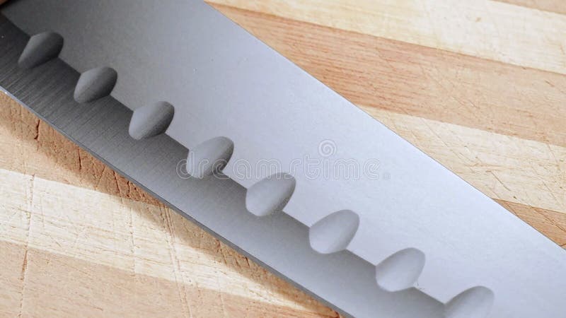 Cuchillo de cocina desde la manecilla de madera hasta el punto de punto de cuchillos, tiro cerrado Captura de cuchillo en la coci almacen de video