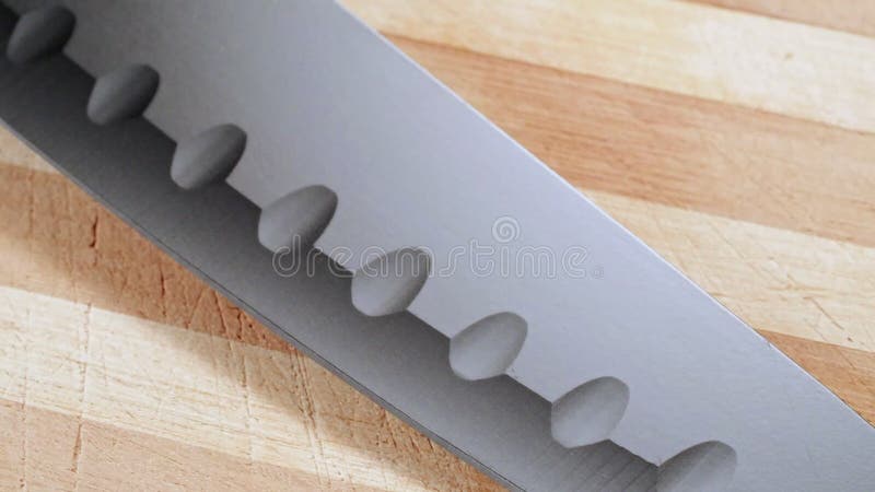 Cuchillo de cocina, tiro cerrado Disparo de muñecas de cuchillo de cocina de punto a punto Tejidos en hojas oscuras, abstractos almacen de metraje de vídeo