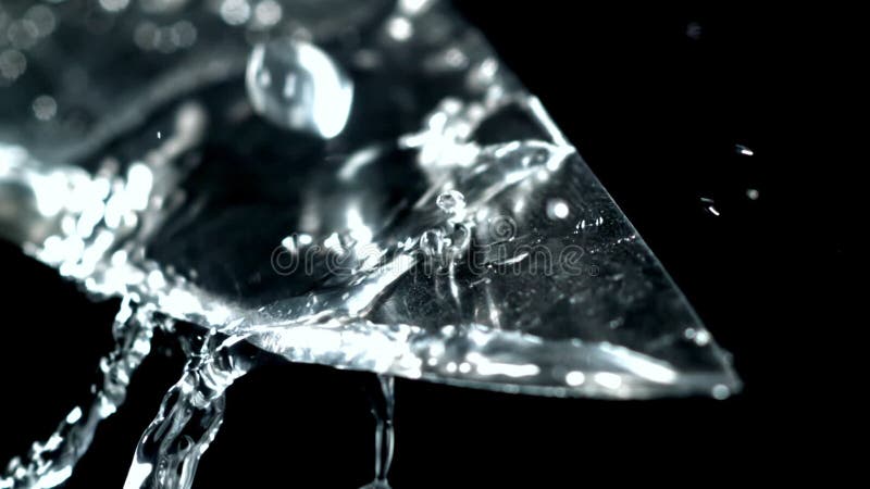 Cuchillo de movimiento súper lento con agua gotas almacen de video