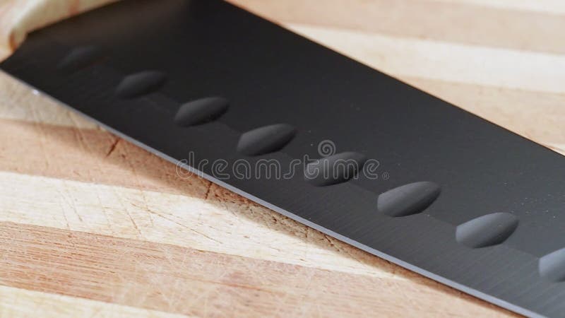Cuchillo oscuro del cuchillo de cocina, tiro cerrado Disparo de muñecas de cuchillo de cocina de punto a punto Textura de la mesa almacen de video