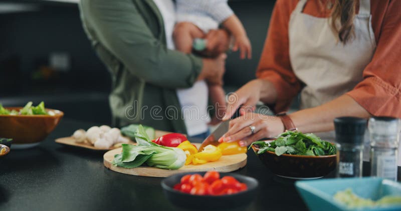 Cuchillos de mano y verduras en el tablero de compras cocina y preparación en casa. cierre de la madre cortando pimienta imágenes de archivo libres de regalías