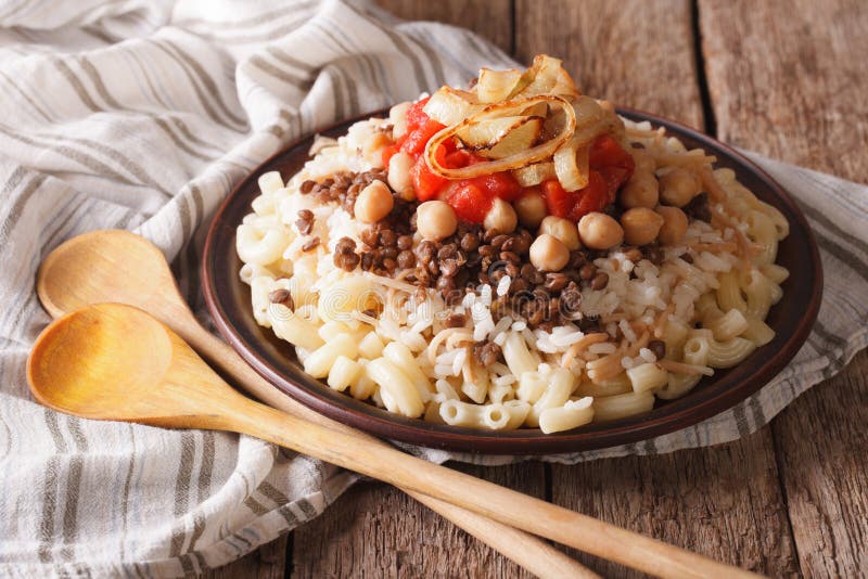 Cucina araba: kushari di riso, di pasta, dei ceci e del Cl delle lenticchie fotografia stock libera da diritti Cucina araba: kushari di riso, di pasta, dei ceci e del Cl delle lenticchie fotografia stock libera da diritti