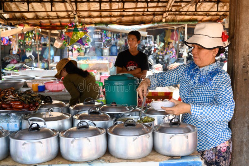 Cucina asiatica a Siem Reap, Cambogia Donna sul mercato con cibo fresco e cotto in pentole fotografia stock libera da diritti