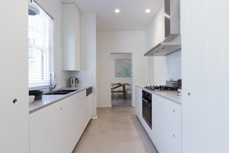 Cucina bianca rinnovata di stile della cambusa in appartamento moderno